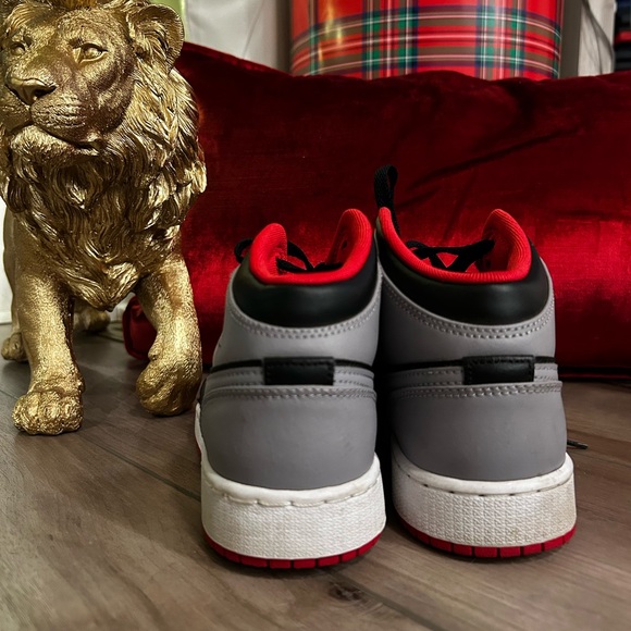 🚨🔥 AIR JORDAN 1 MID (GS) BIG KIDS US SIZE - 4 Y - Picture 5 of 8